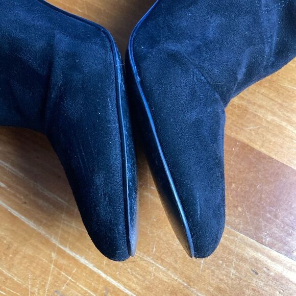 Guess black suede back gold zipper booties size 9.5 - Picture 6 of 9